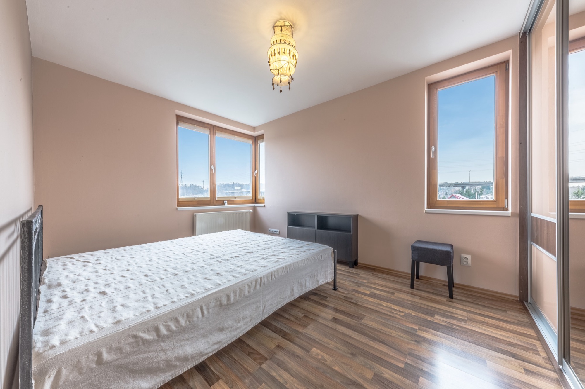 Koncový řadový dům 4+kk se zahradou, terasou a garáží, Praha 9 - Hloubětín - fotografie 7