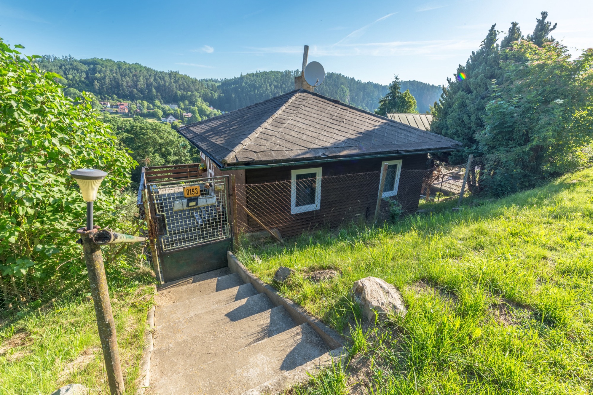 Chata 2+1 na skále nad Ledečkem - výhled do údolí Sázavy - fotografie 6
