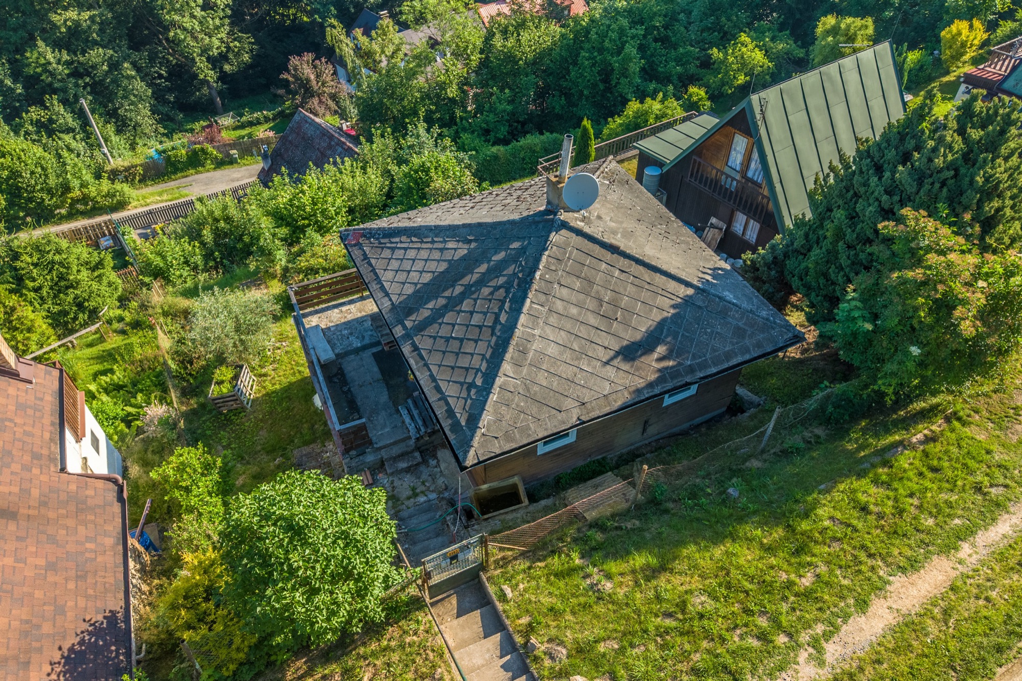 Chata 2+1 na skále nad Ledečkem - výhled do údolí Sázavy - fotografie 7