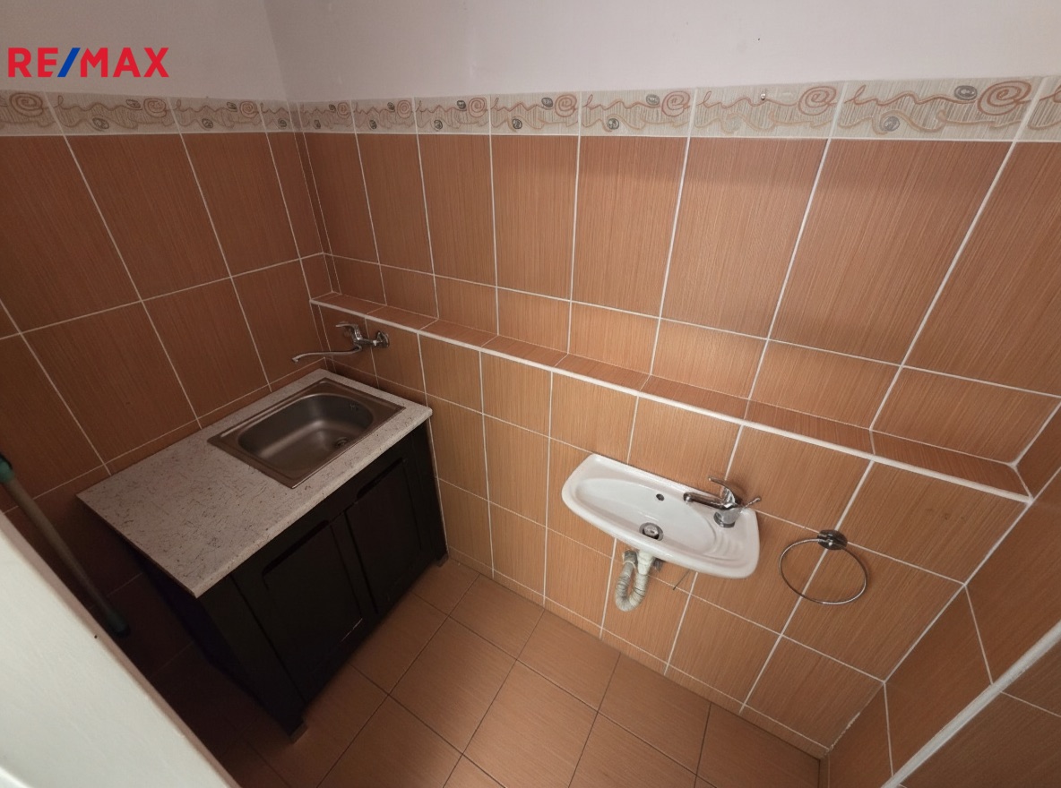 Obchodní prostor s výlohou na Košířském náměstí - fotografie 13