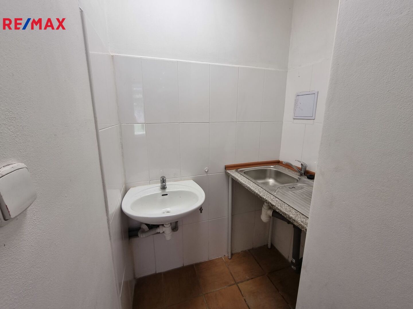 Obchodní prostory u FN Motol - 155 m² s vlastním vstupem - fotografie 11