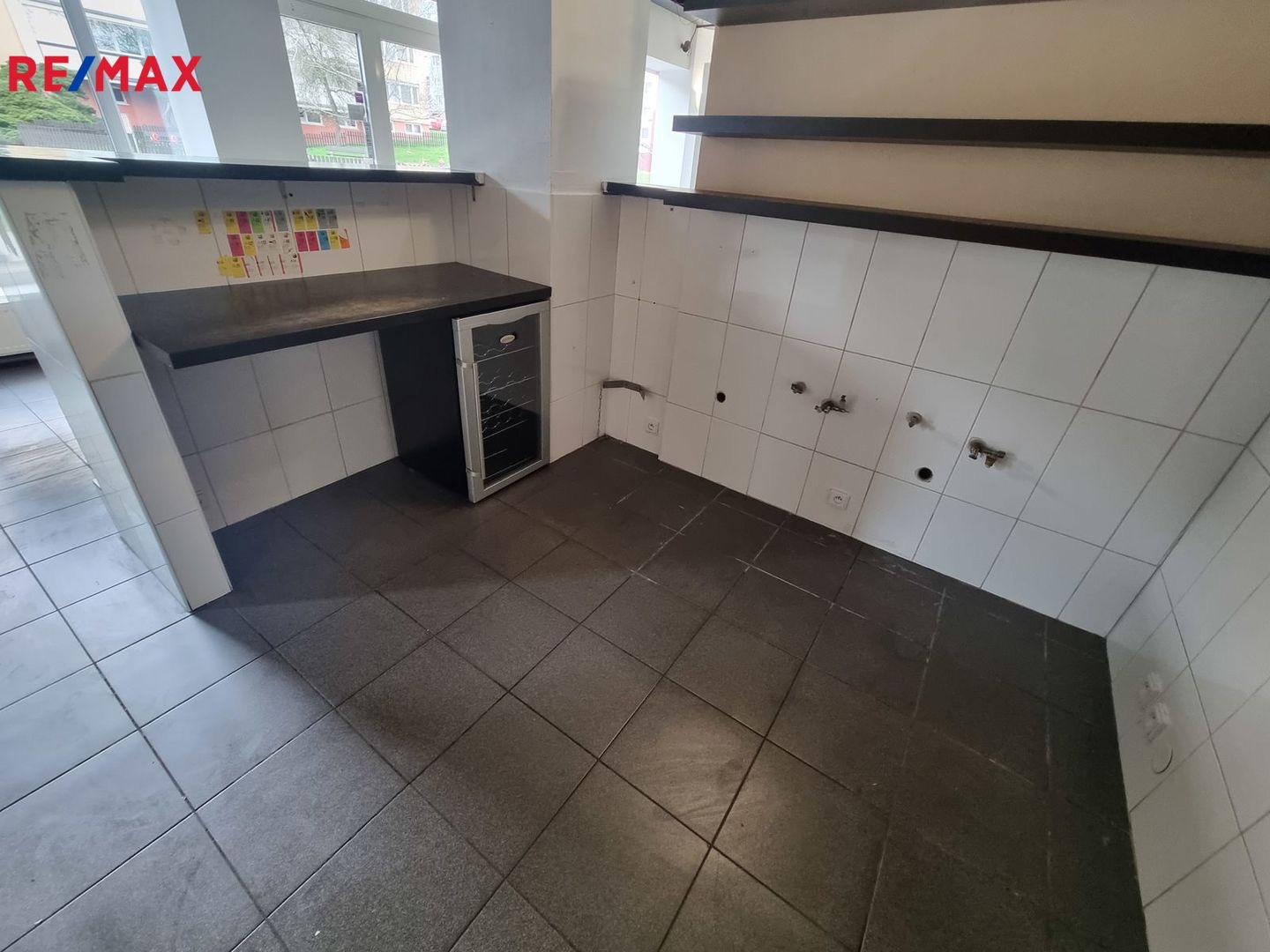 Obchodní prostor v přízemí cihlového domu, Praha 5 - Motol - fotografie 6