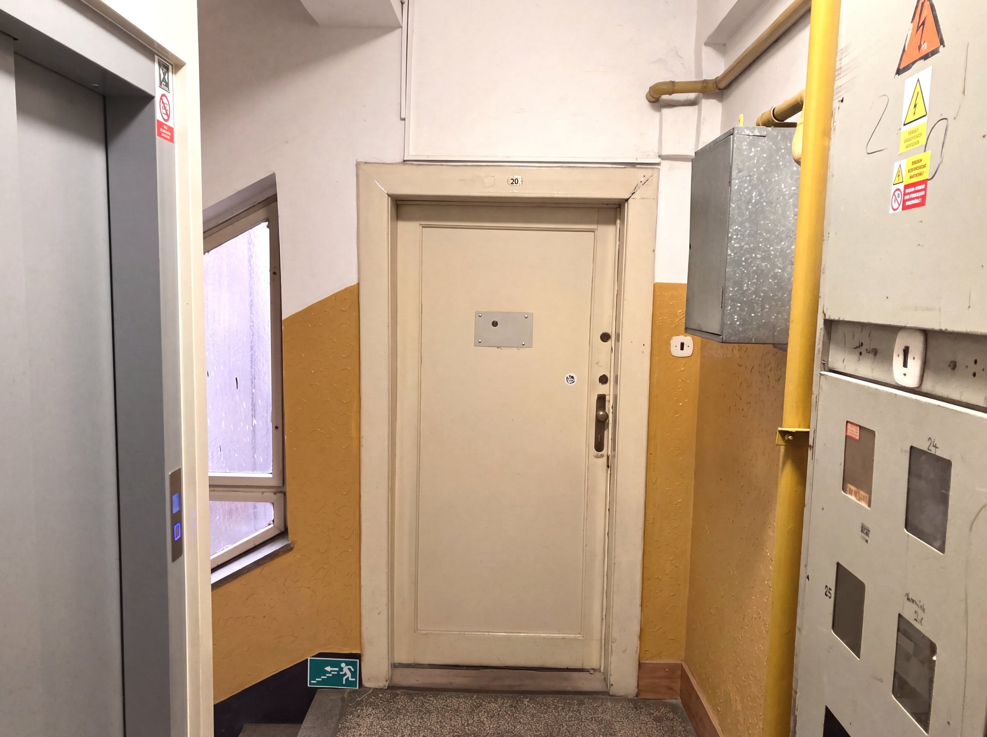 Byt 2+kk na Žižkově ke kompletní rekonstrukci - 5. podlaží s výtahem, okna do vnitrobloku - fotografie 11